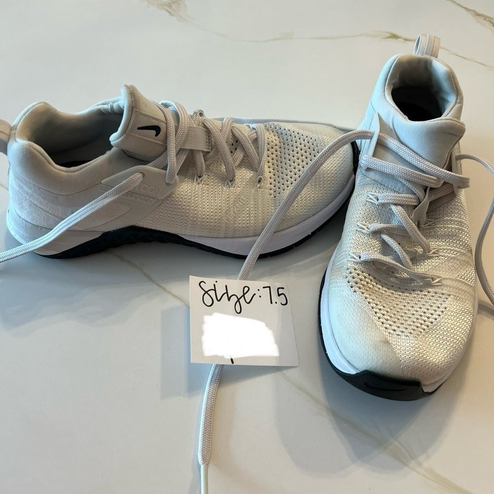 Size 7.5 Nike tennis shoes for sale. Good condition.